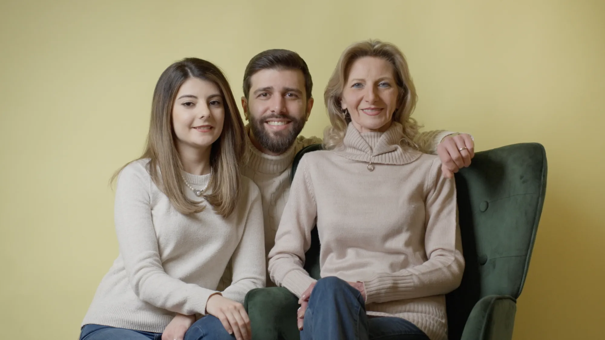 Familie beim Fotoshooting im Fotostudio Jena, gemeinsam auf einem Sessel