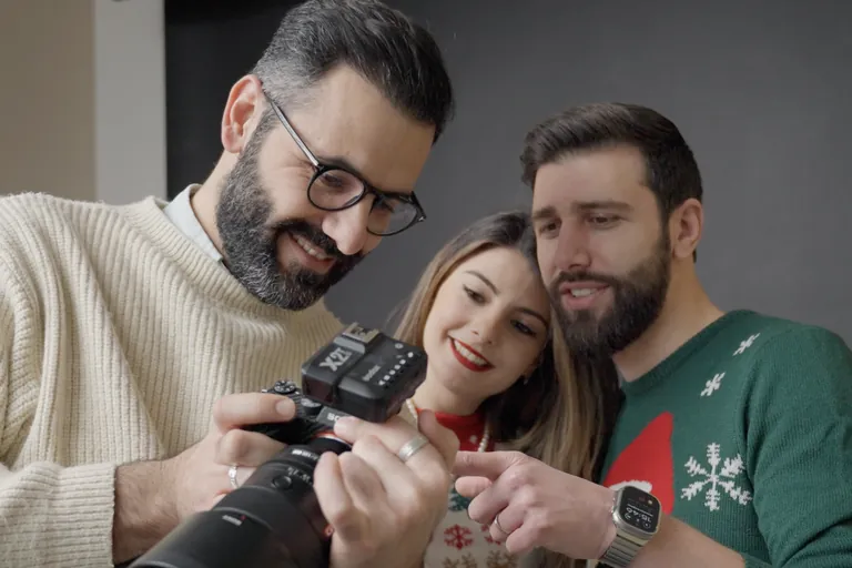 Fotograf zeigt der Familie die Bilder direkt nach dem Shooting