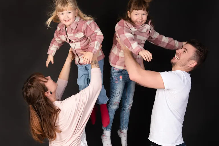 Eltern lassen ihre Kinder beim Shooting im Studio Jena fliegen