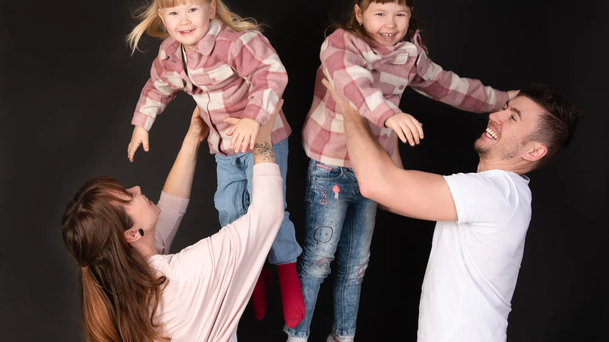 Familie lacht beim Fotoshooting, das als Gutschein verschenkt wurde