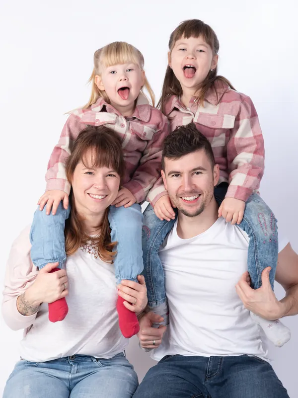 Familie mit zwei Kindern beim Familienshooting im Fotostudio Jena
