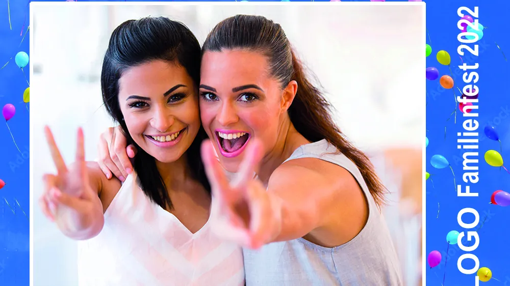 Zwei Gäste lachen in die Fotobox auf einer Feier in Jena