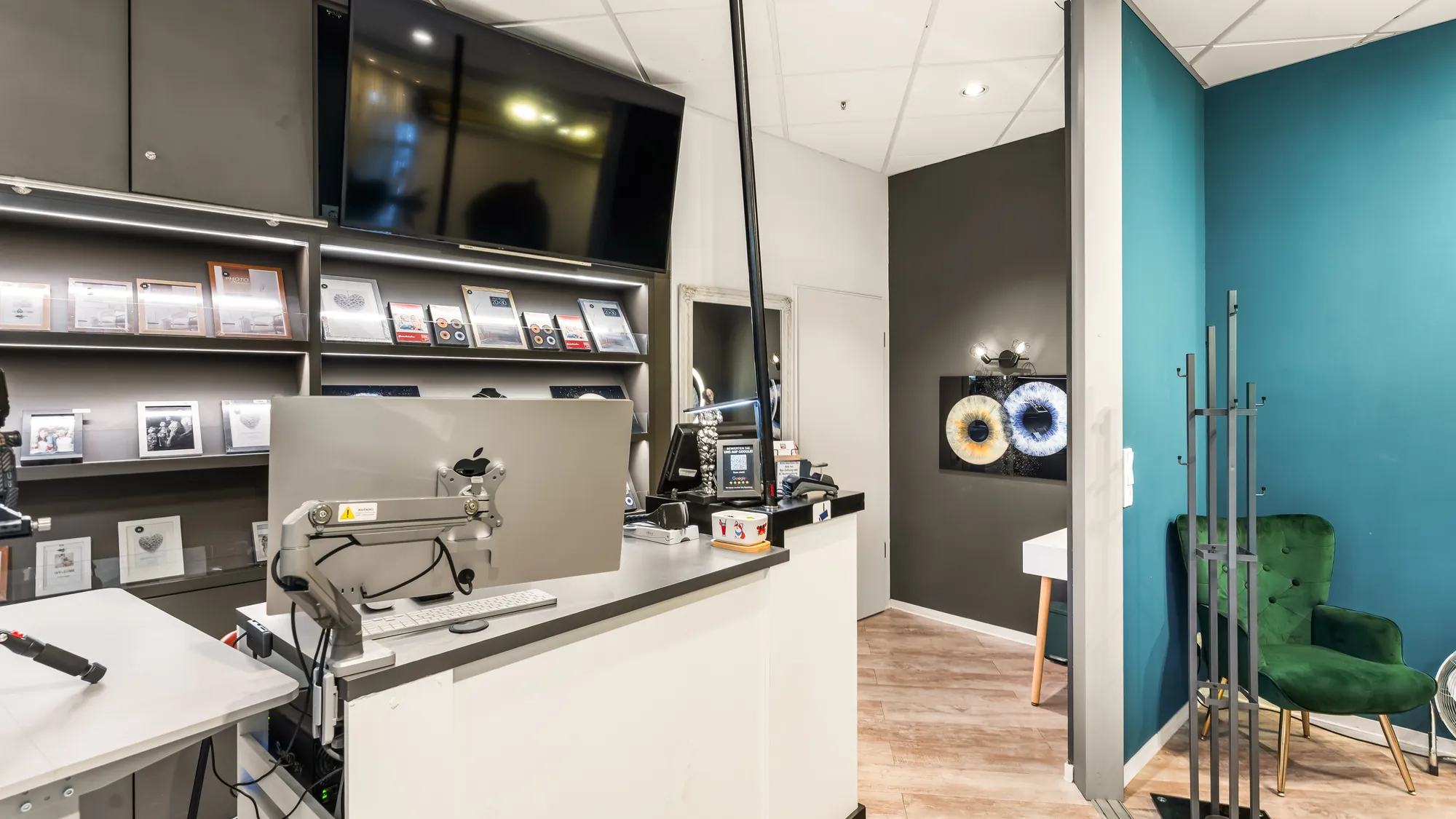 Beratung an der Theke im Fotostudio Jena