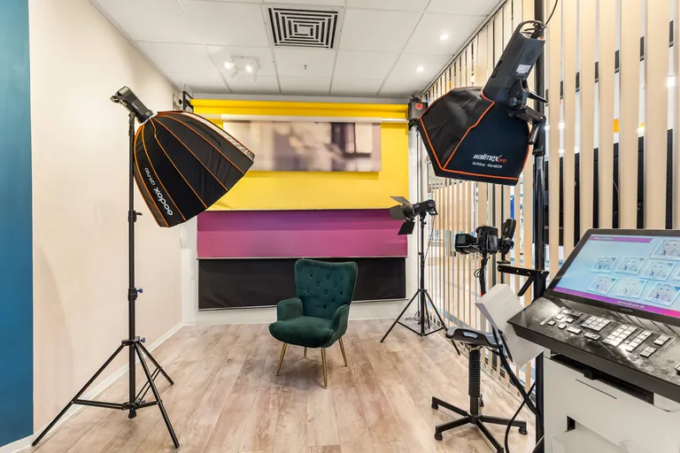 Fotostudio in Jena mit Blitzanlage, Softboxen und farbigen Hintergründen