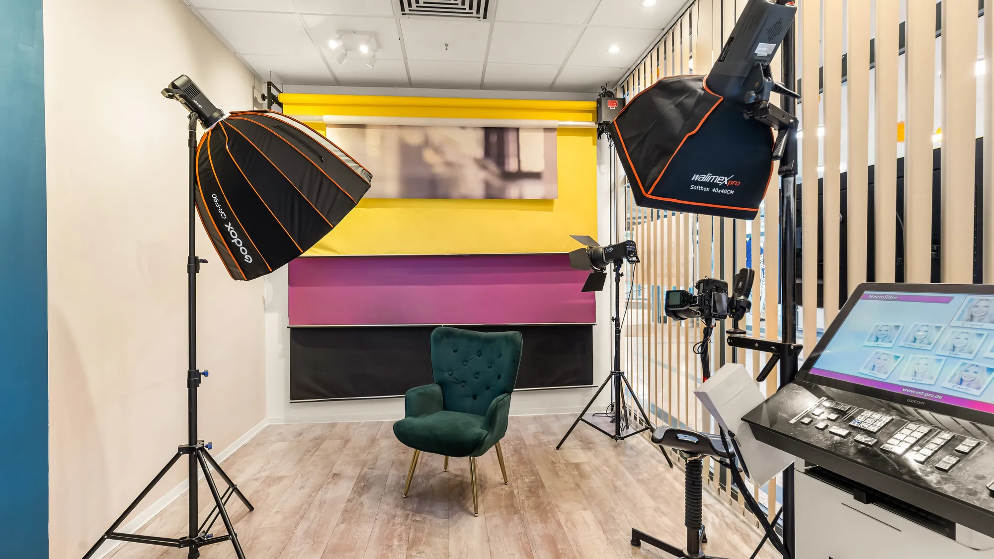 Fotostudio in Jena mit Blitzanlage, Softboxen und farbigen Hintergründen