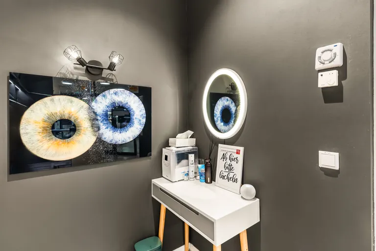 Großformatige Irisbilder an der Studiowand