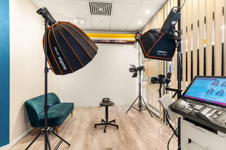 Arbeitsplatz für Passbilder mit zwei Softboxen und Monitor