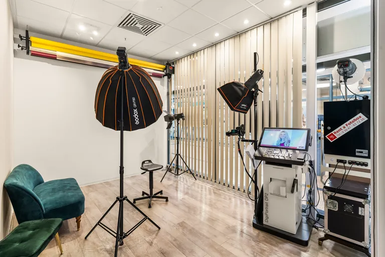 Verschiedene Hintergründe und Lichtformer im Fotostudio
