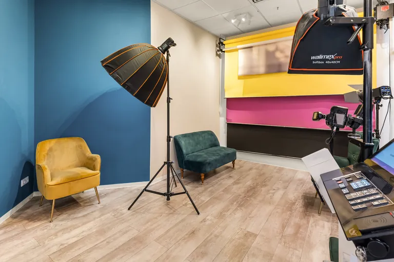 Set mit blauer Wand und gelbem Sessel im Studio Jena