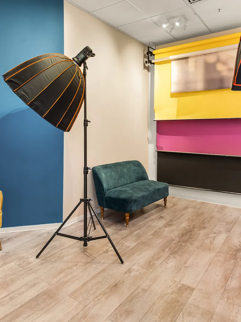 Studioset mit blauer Wand und gelbem Sessel im Fotostudio Jena