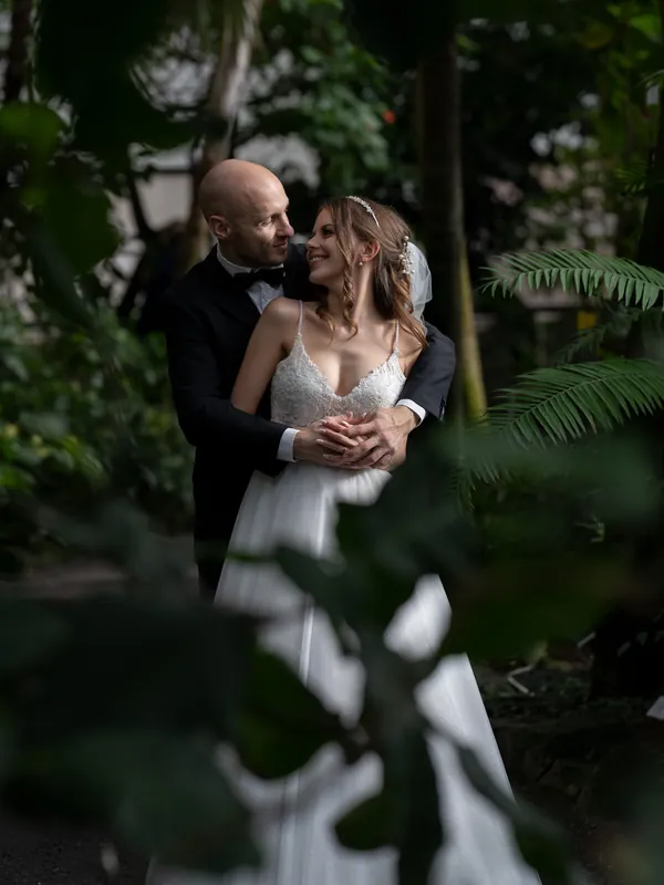 Brautpaar im Gewächshaus, fotografiert vom Hochzeitsfotografen aus Jena