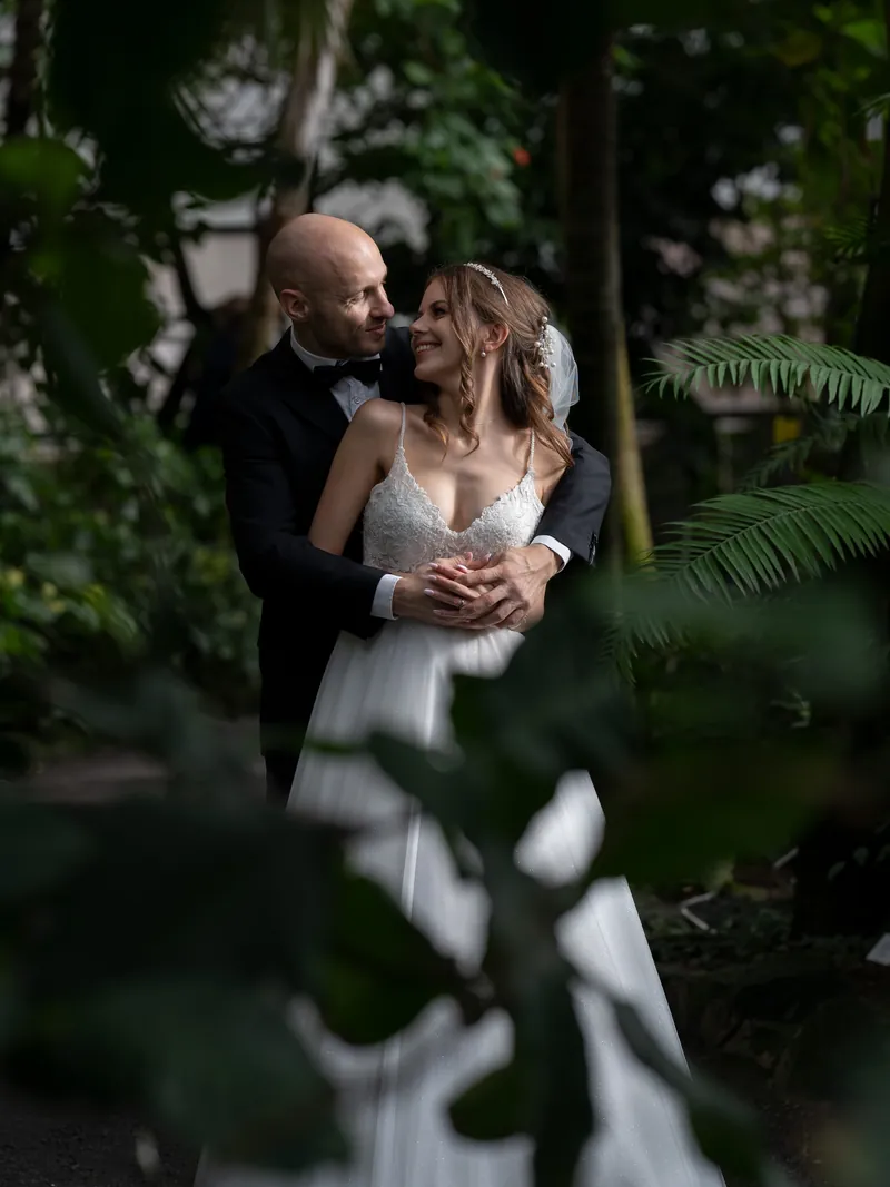 Brautpaar im Gewächshaus, fotografiert vom Hochzeitsfotografen aus Jena