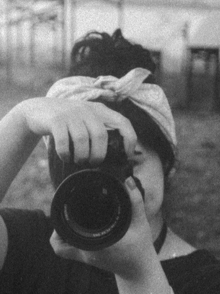Nermeen Jabbour, Fotografin bei Event Foto Jena, mit der Kamera vor dem Gesicht