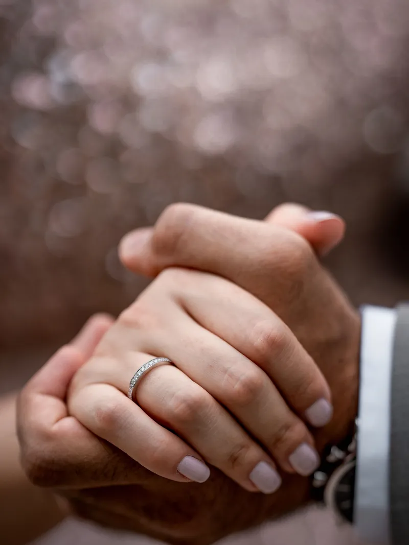 Hände eines Paares mit Ringen als Detailaufnahme