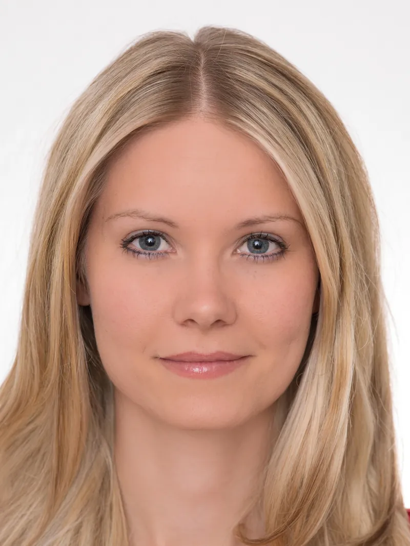 Biometrisches Passbild einer blonden Frau vor hellem Hintergrund