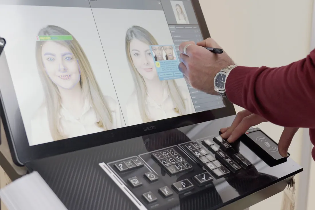 Biometrische Prüfung eines Passbildes am Bildschirm im Fotostudio Jena