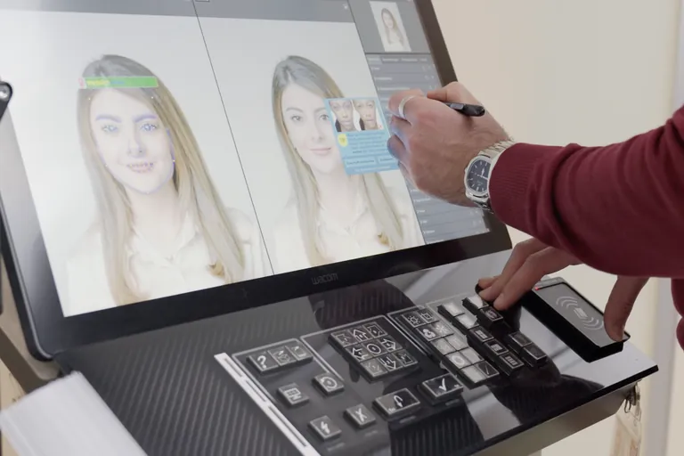 Prüfung eines Passbildes am Bildschirm nach biometrischen Vorgaben
