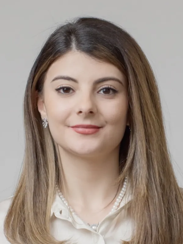 Biometrisches Passbild einer jungen Frau, aufgenommen im Fotostudio in Jena