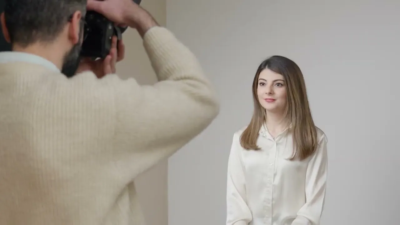 Vorschaubild des Studiovideos: Moayad Shilleh fotografiert eine Kundin im Studio